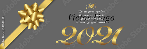2021 - Bannière simple et poétique, or et grise, avec une citation de « Victor Hugo » pour souhaiter la nouvelle année - texte en anglais. 