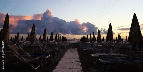 Bel tramonto sulla spiaggia. Italia, regione Toscana. Immagine panoramica per carta da parati o sfondo. photo