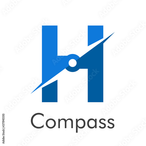 Letra inicial H con flecha como logotipo de brújula en color azul con palabra Compass en color azul