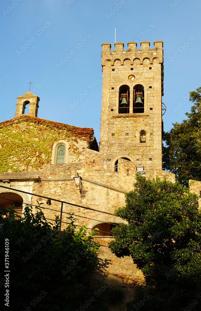 La Chiesa di San Lorenzo illuminata dal sole al tramonto di Castagneto Carducci, Toscana, Italia