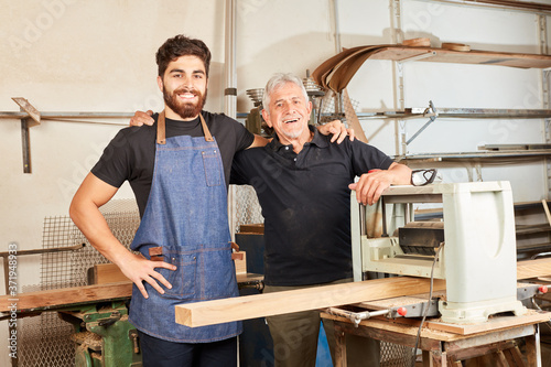 Stolzes Schreiner Team mit Meister und Lehrling photo