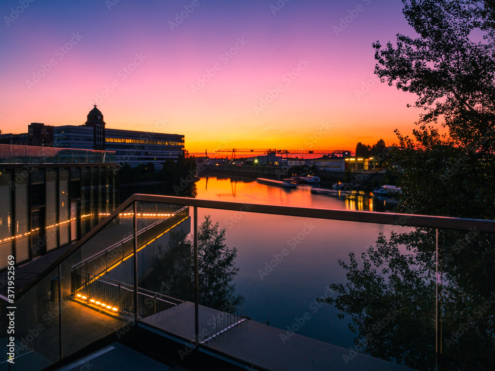 Fototapeta premium Sunset in Düsseldorf harbor