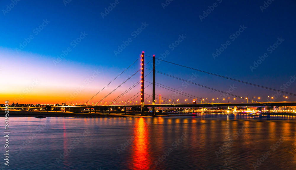 Obraz premium Sunset in Düsseldorf with bridge