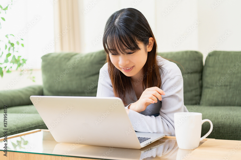 ノートパソコンを使う若い女性 ノートパソコンを使う若い女性