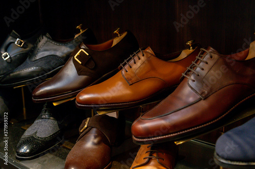 店の棚に並ぶスタイリッシュな革靴 ビジネス