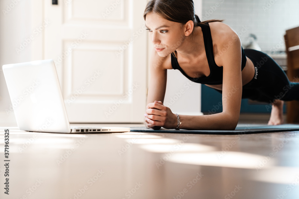 Obraz premium Attractive young sporty woman working out