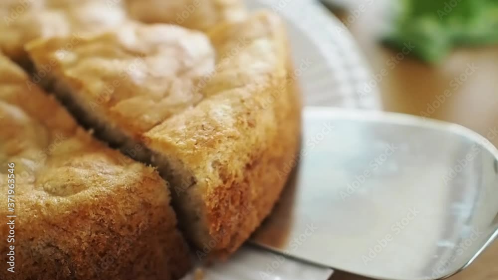 バナナケーキを切り分ける バナナケーキを切り分ける