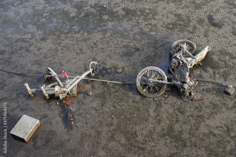 Épaves de moto dans le fond du canal Saint-Martin à Paris