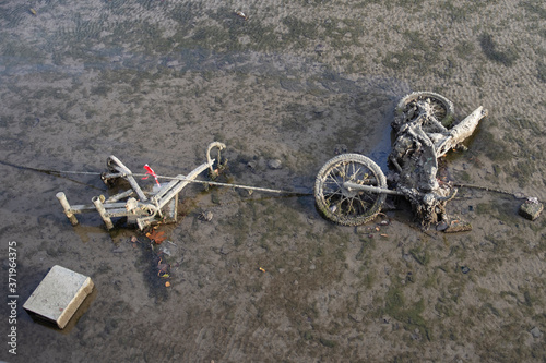 Obraz na płótnie Épaves de moto dans le fond du canal Saint-Martin à Paris w salonie