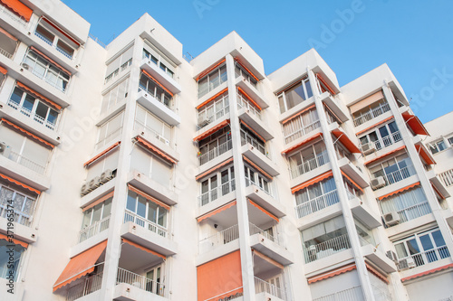 Edificio blanco con toldos naranjas