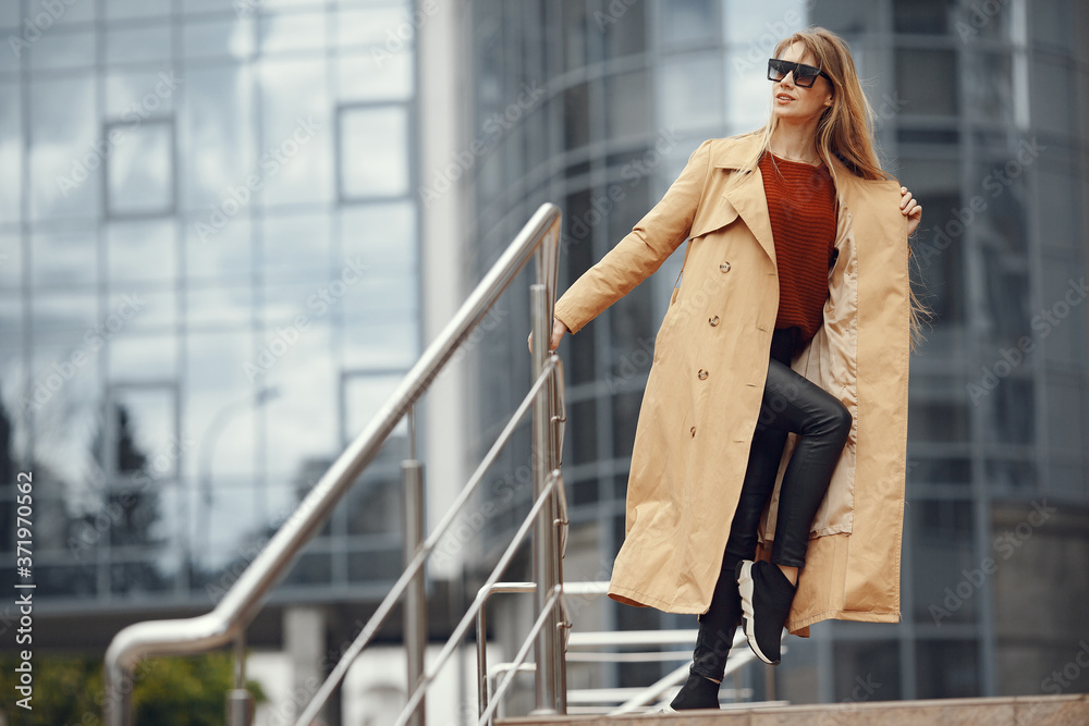 Fototapeta premium Beautiful girl in a stylish clothes. Woman in a spring city.