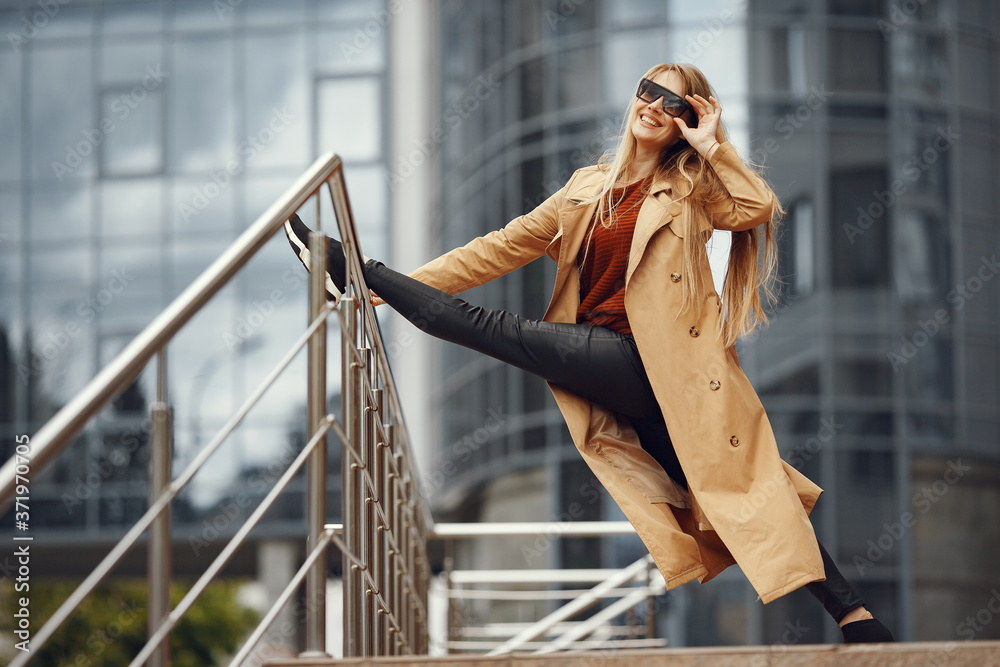 Fototapeta premium Beautiful girl in a stylish clothes. Woman in a spring city.