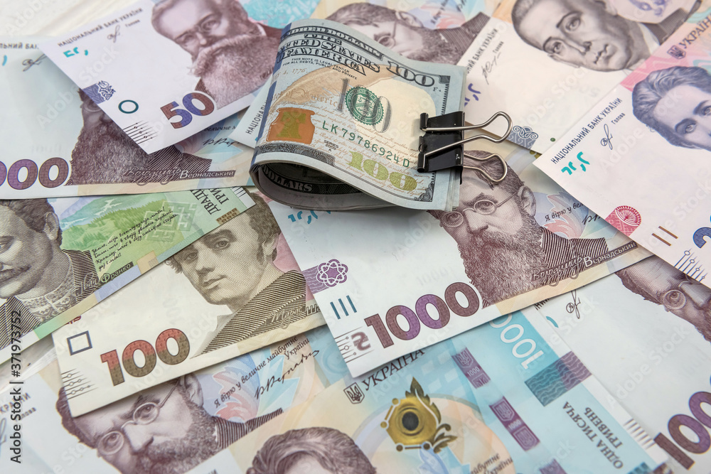 Obraz premium Ukrainian hryvnia and dollar exchange close-up top view