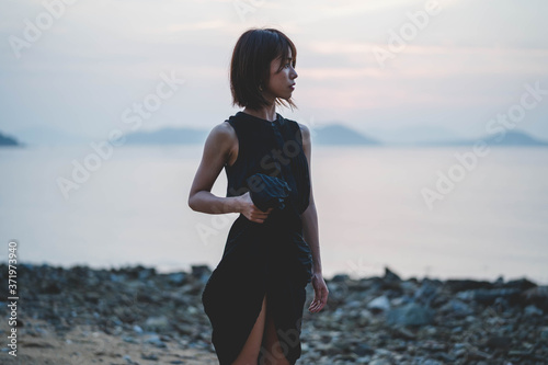 Fototapeta Naklejka Na Ścianę i Meble -  夕陽の海にいる女性
