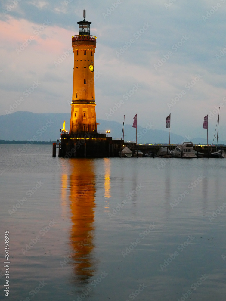 Phare qui se reflète dans l'eau