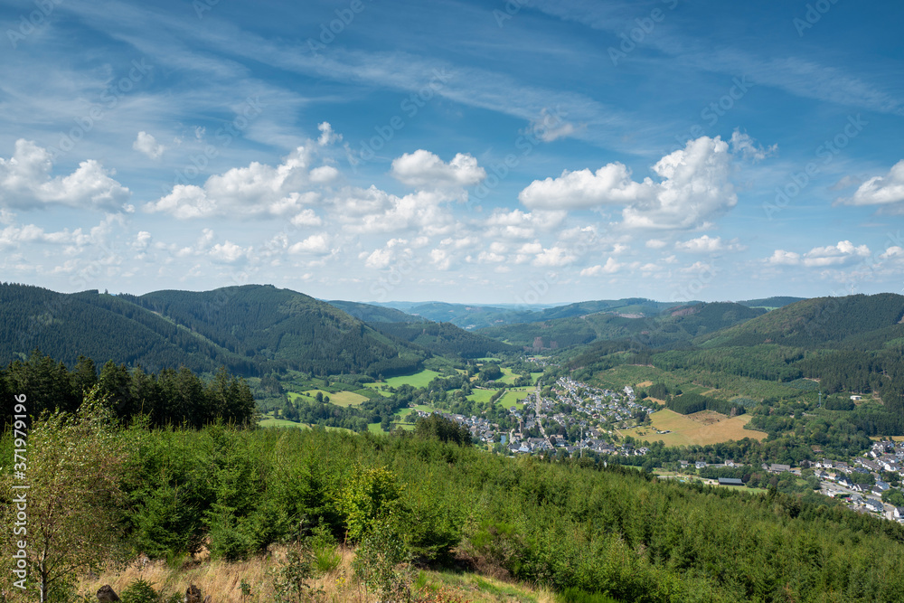 Ausblick vom Rossnacken über Saalhausen ins Sauerland