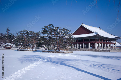 The scenery of winter snow and blue sky.