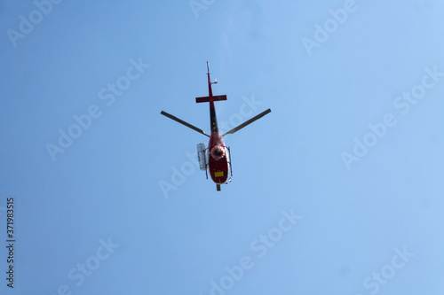 Helicóptero dos bombeiros no ar