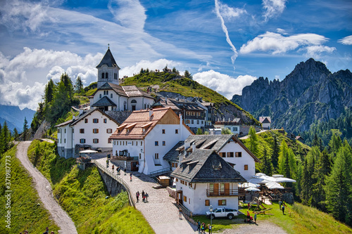 Monte santo di Lussari sulle Alpi Giulie in Friuli Venezia Giulia, panorama del borgo completo, con Santuario, perfetto per riviste, magazine e cope