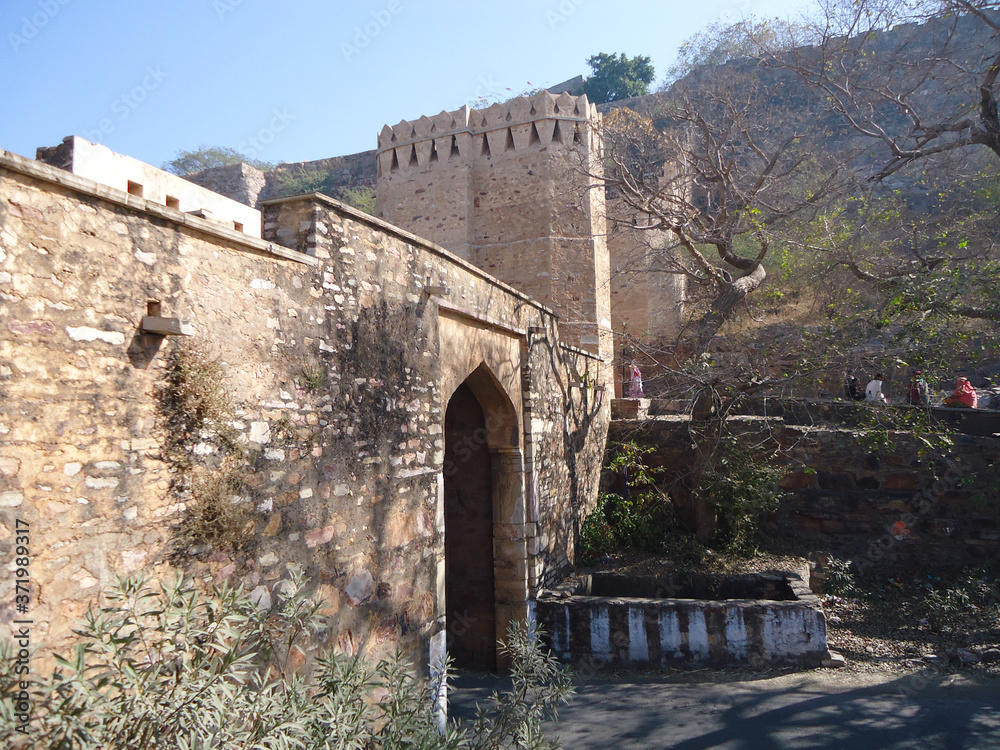 Padan Pol is the first gate of the fort and its name is derived from the Rajasthani word Patwi which means eldest or first