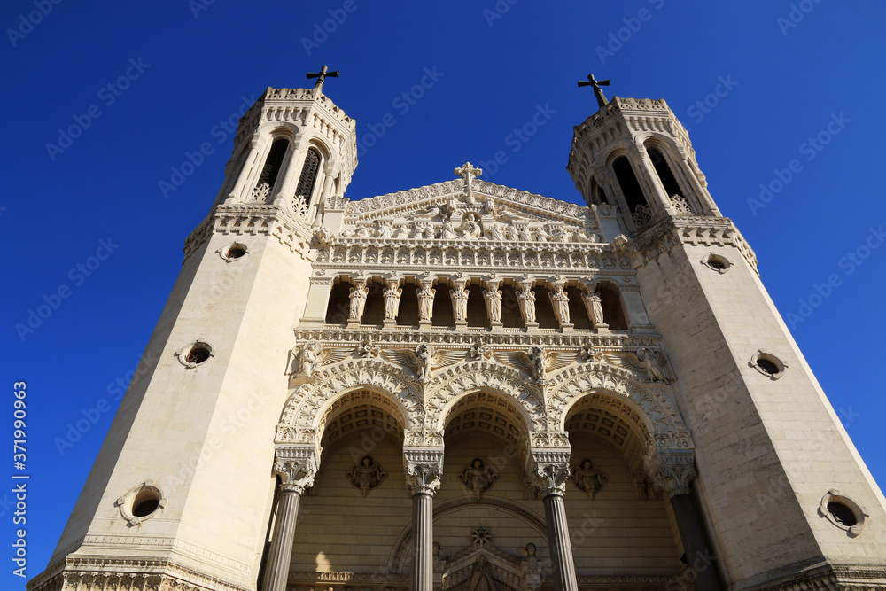 Perspectives de la basilique Notre Dame de Fourvière, à Lyon.