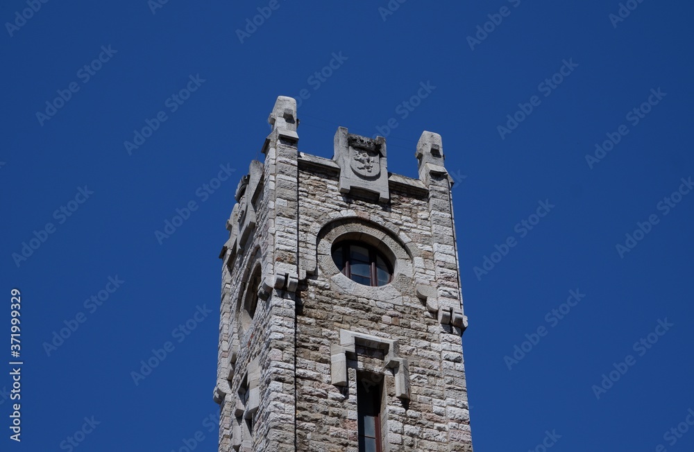 Torre de piedra con cielo azul