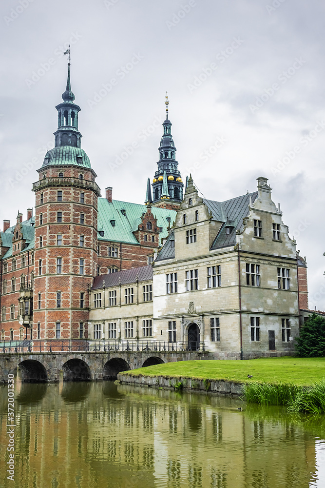 Obraz premium Frederiksborg Castle (Frederiksborg Slot, XVII century) - palace in Hillerod, Denmark. Castle built as royal residence for King Christian IV of Denmark-Norway, now History Museum. 