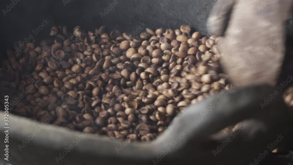 Stockvideo Traditional Indonesian Coffee Making Production Process in