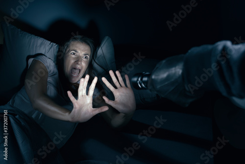 фотографія Thief threatening a woman at night