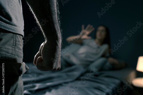 Φωτογραφία Man threatening a woman in the bedroom