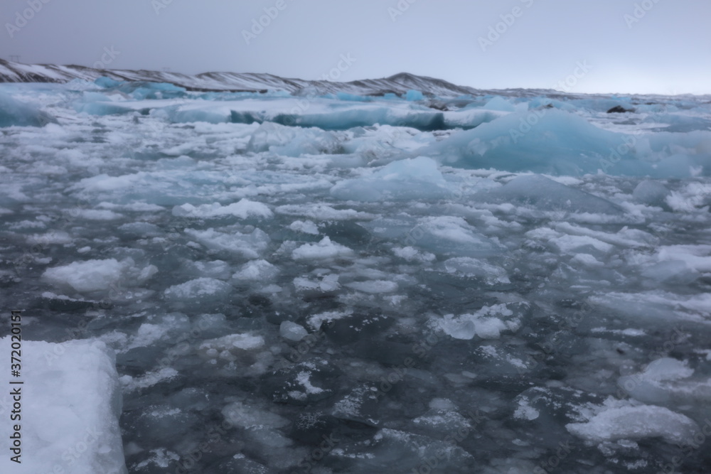 Obraz premium アイスランドのヨークルスアゥルロゥン氷河湖で、氷河湖から氷が海に流れ出して ダイヤモンドビーチを形成しています。