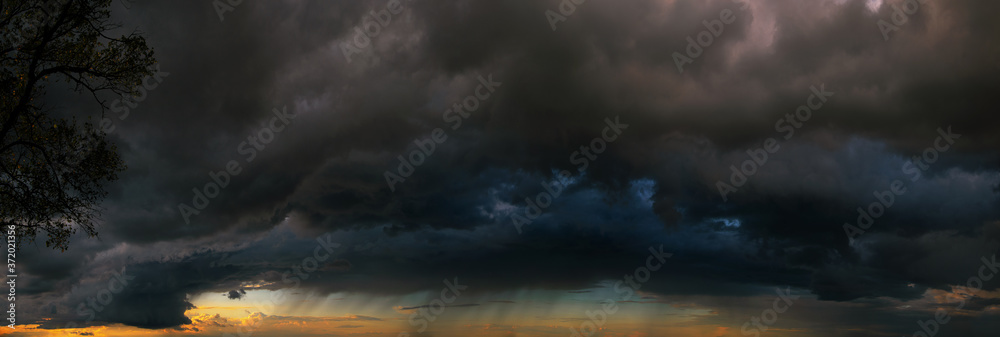 Last minutes before the storm. Dramatic skies under evening sea - obrazy, fototapety, plakaty 