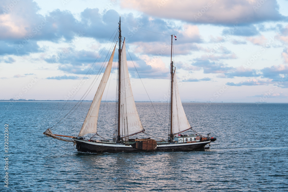 Fototapeta premium Plattbodenschiff im Wattenmeer vor Terschelling