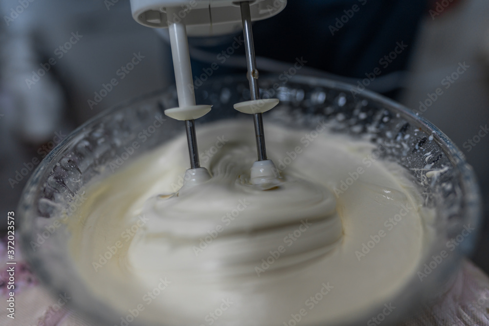 Obraz premium making whip cream at home | home coking | preparing homemade delicious cupcakes