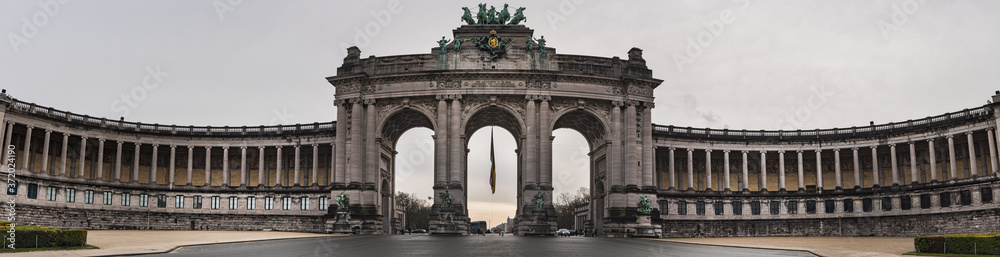 Obraz premium Majestic Arcades du cinquantenaire (Park of the Fiftieth Anniversary), symbol and memorial of independence conveys political achievement, revolutionary and historical concept - Brussels, Belgium
