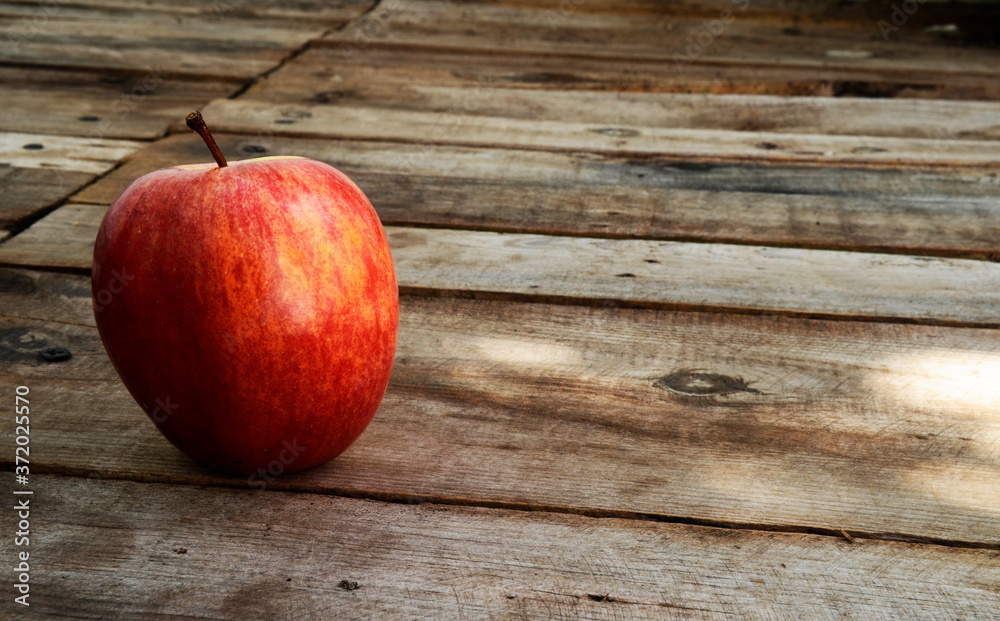 Manzana roja sobre superficie de madera, manzana aislada, fondo de madera, manzana fruta roja Manzana roja sobre superficie de madera, manzana aislada, fondo de madera, manzana fruta roja