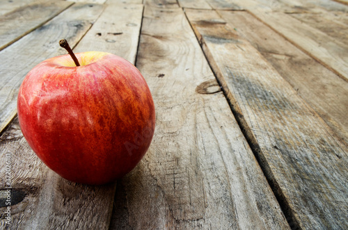 Manzana roja sobre superficie de madera, manzana aislada, fondo de madera, manzana fruta roja