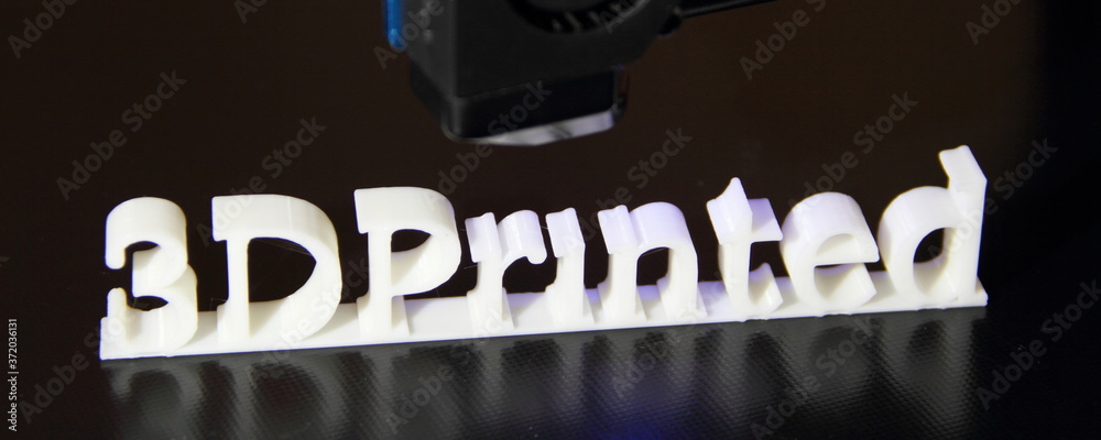 a 3D printer printing the text "3d printed" - obrazy, fototapety, plakaty 