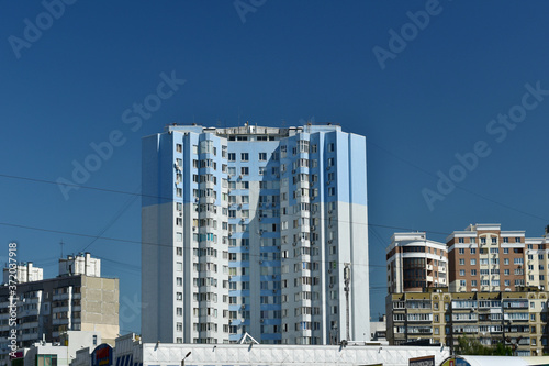 View of a high-rise building that leaves its floors in the blue sky.