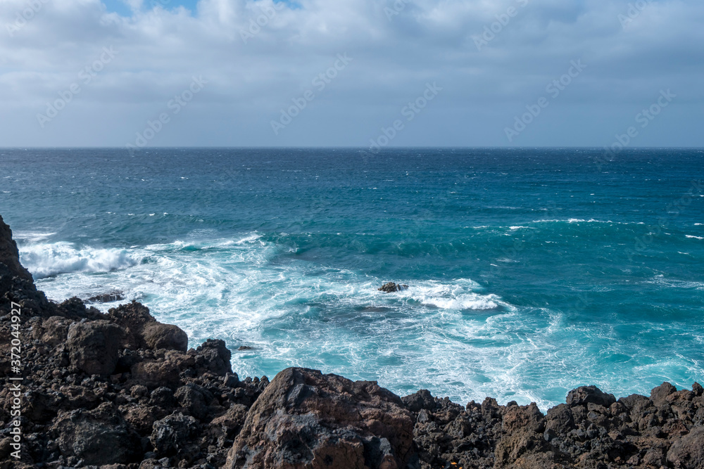 Blaues Meer und Vulkangestein