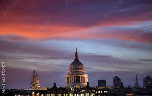 Obraz na płótnie A view across the River Thames at dusk towards St. Paul's Cathedral in London, UK. w salonie