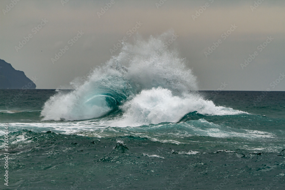 Obraz premium Waves crashing on the headlands on the north shore of Kauai, Hawaii.
