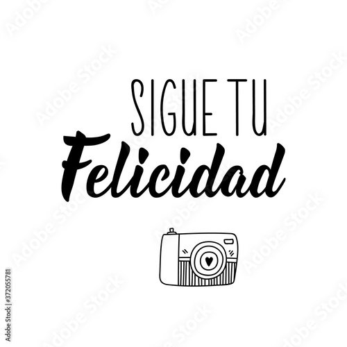 Follow your happiness - in Spanish. Lettering. Ink illustration. Modern brush calligraphy.
