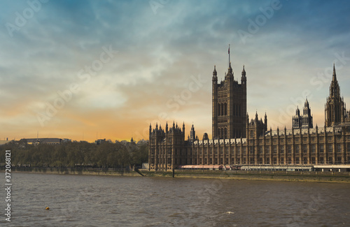 Obraz na płótnie The Palace of Westminster along the banks of the Thames in central London, UK. w salonie