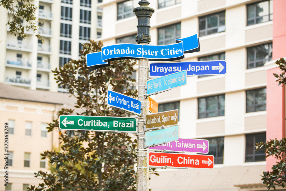 Obraz premium directions during stroll through downtown Lake Eola on Orlando Florida on a fall winters afternoon on a weekend day. 