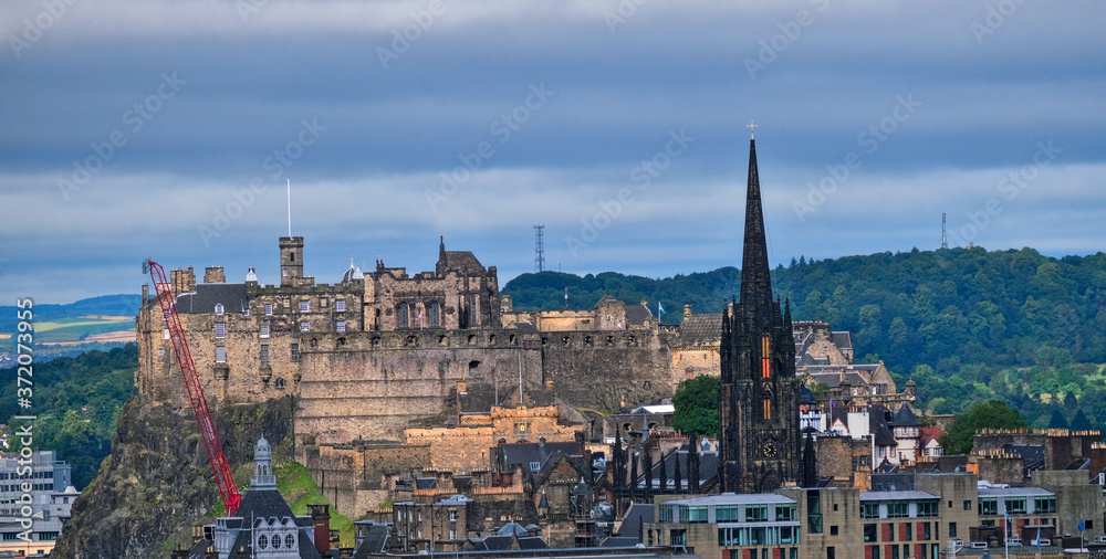 Obraz premium Aerial view of Edinburgh Castle and old town skyline
