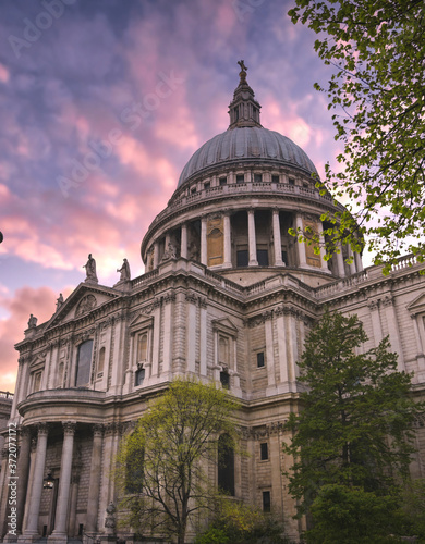 Obraz na płótnie St. Paul's Cathedral in central London, UK at dusk. w salonie