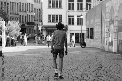 Wallpaper Mural walking on the street Torontodigital.ca