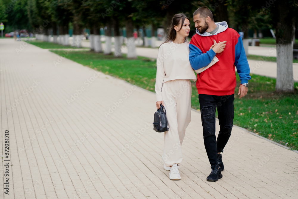 Obraz premium young couple walking in the park steadicam shot