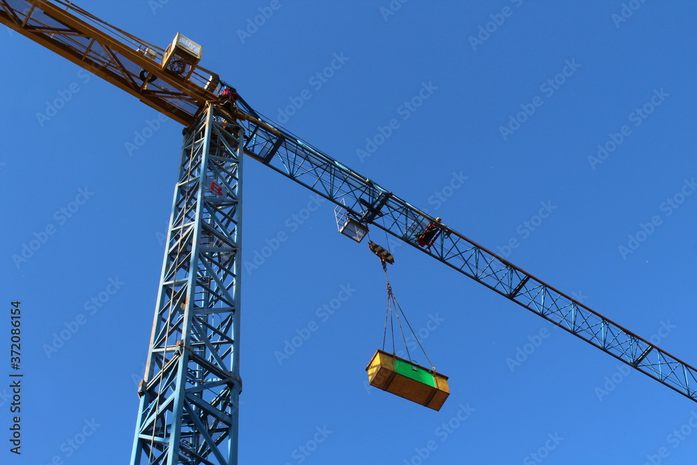 Lavori in corso nel cantiere edile in estate - costruire